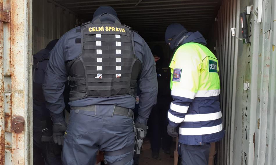 celníci v kontejneru