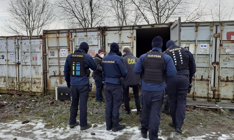 celníci před kontejnerem