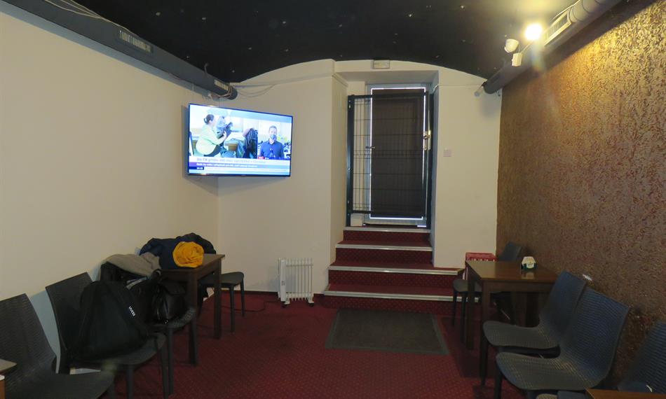 vstup do sportbaru mříž