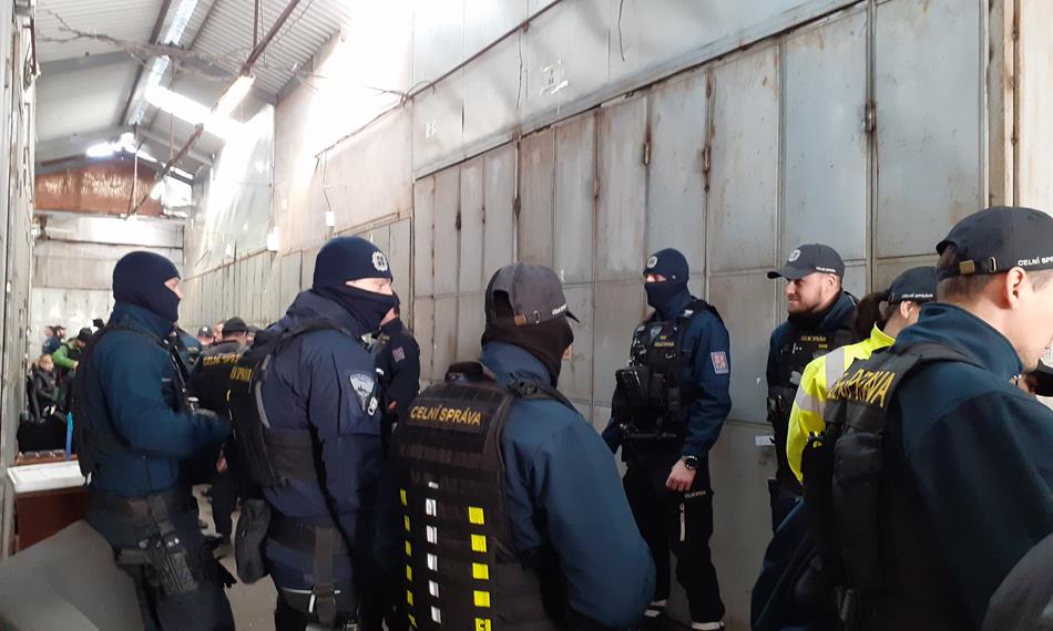 Kontrola tržnice pro podezření z prodeje padělků