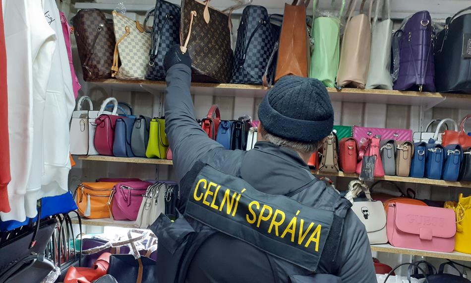 Kontrola tržnice pro podezření z prodeje padělků