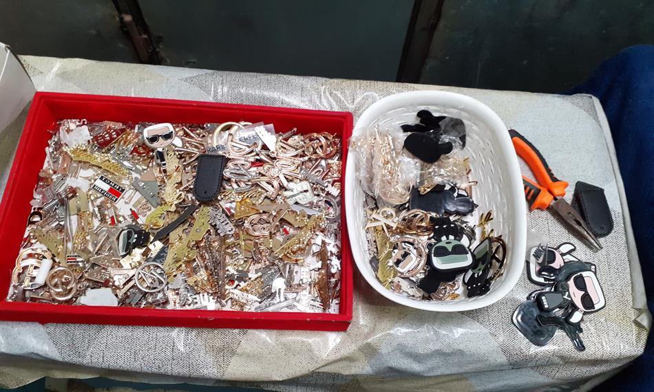 Kontrola tržnice pro podezření z prodeje padělků