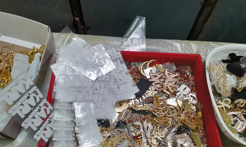 Kontrola tržnice pro podezření z prodeje padělků