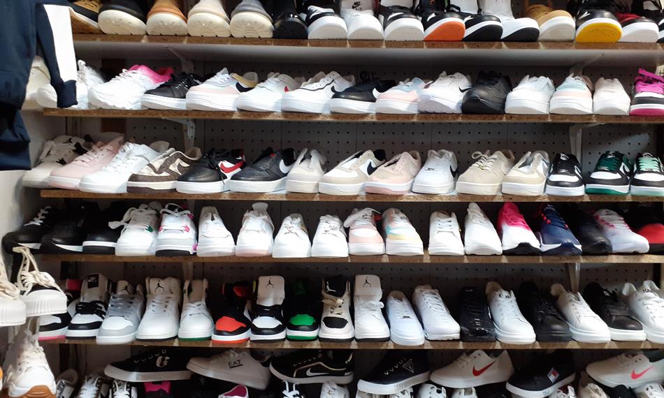 Kontrola tržnice pro podezření z prodeje padělků