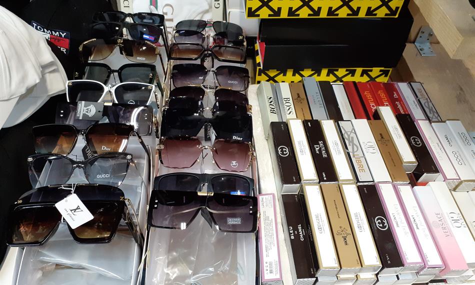 Kontrola tržnice pro podezření z prodeje padělků