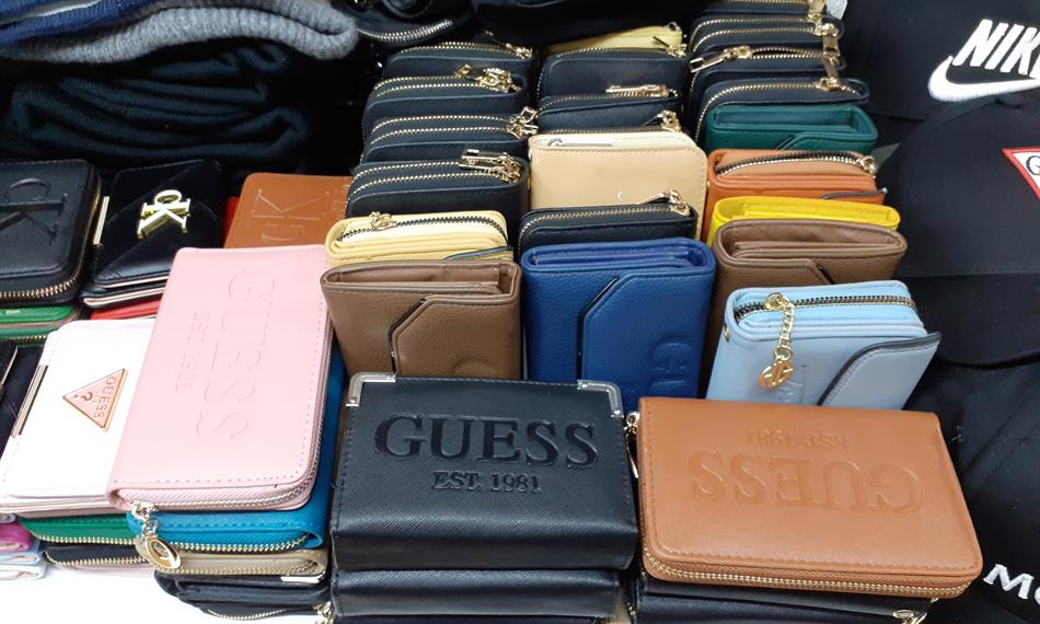 Kontrola tržnice pro podezření z prodeje padělků