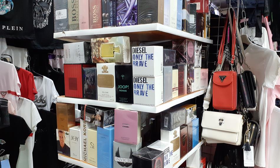 Kontrola tržnice pro podezření z prodeje padělků