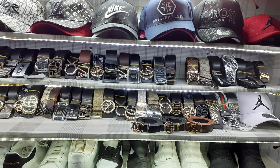 Kontrola tržnice pro podezření z prodeje padělků