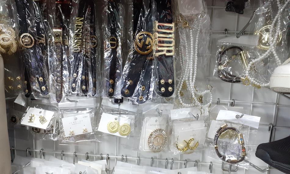 Kontrola tržnice pro podezření z prodeje padělků