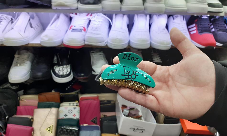 Kontrola tržnice pro podezření z prodeje padělků