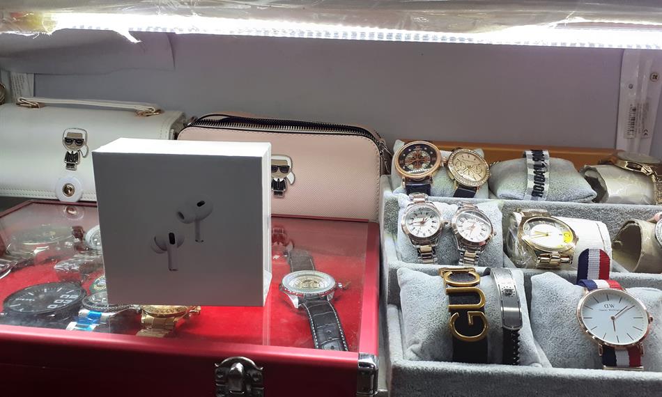 Kontrola tržnice pro podezření z prodeje padělků