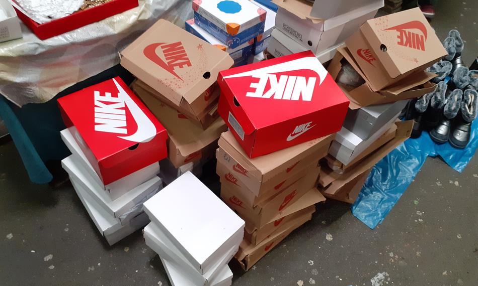 Kontrola tržnice pro podezření z prodeje padělků