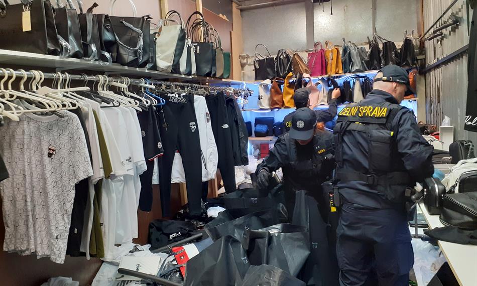 Kontrola tržnice pro podezření z prodeje padělků