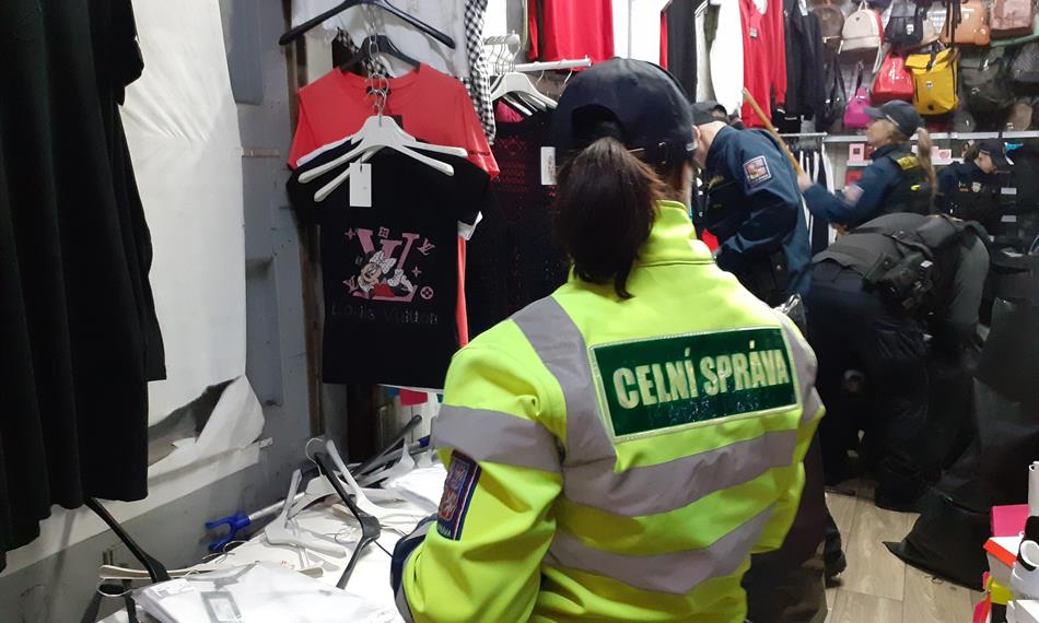 Kontrola tržnice pro podezření z prodeje padělků