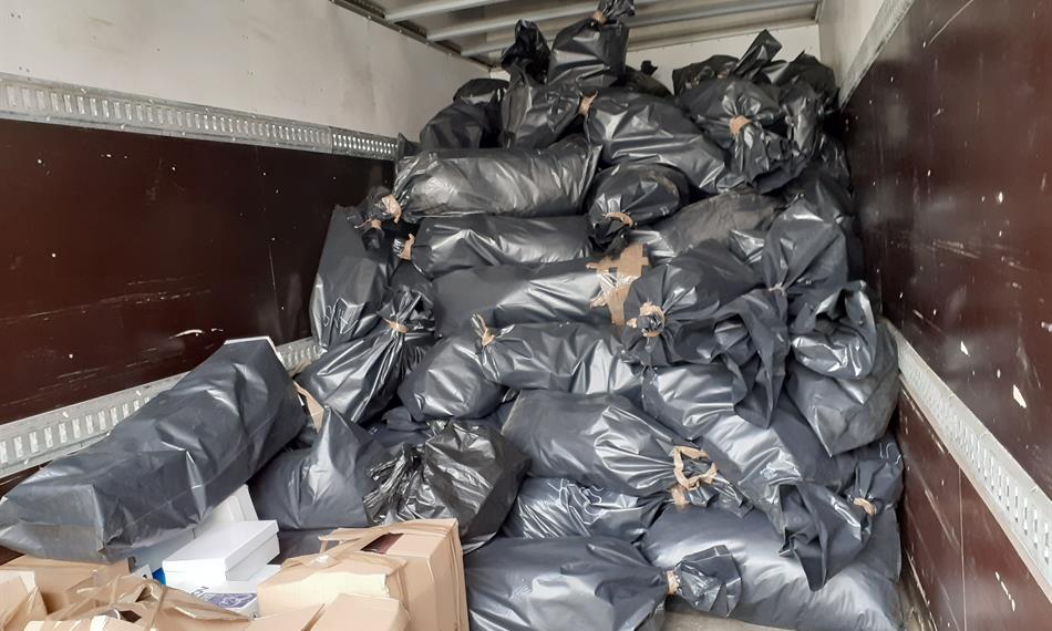 Kontrola tržnice pro podezření z prodeje padělků