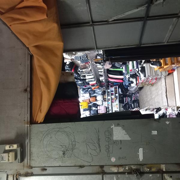 vstup do zadních prostor obchodu