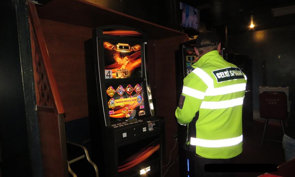 celníci kontrolují hernu3