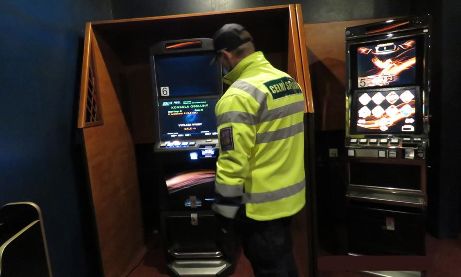 celníci kontrolují hernu