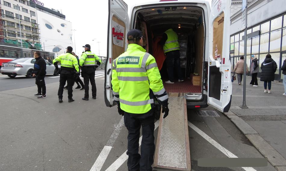 celníci nakládají automaty