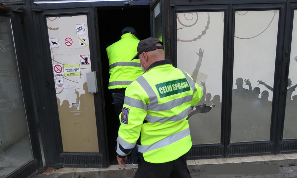 celnící vchází do herny