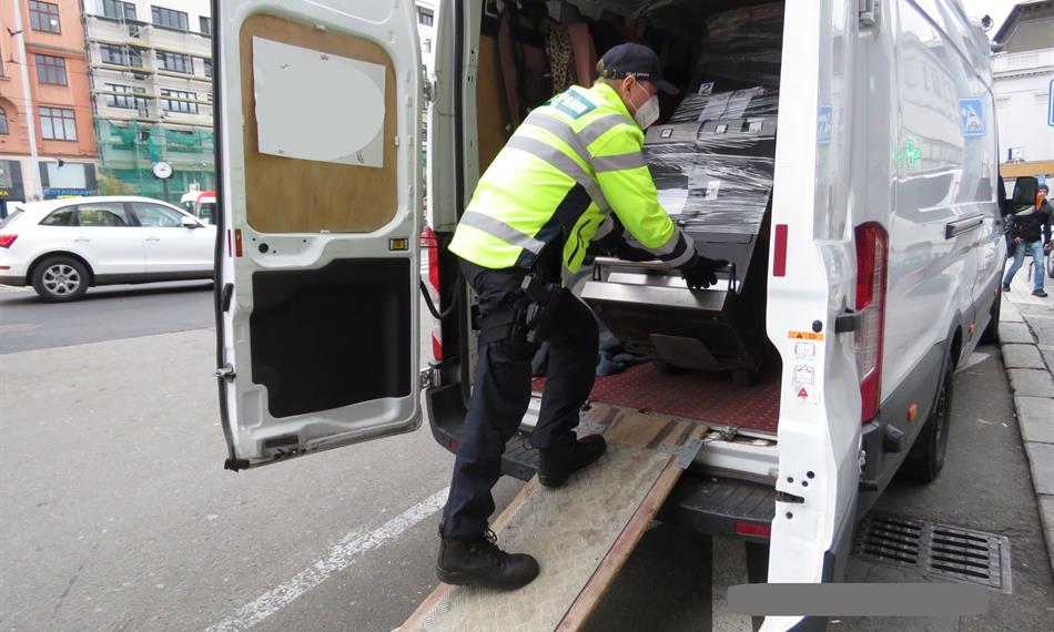 celníci nakládají automaty