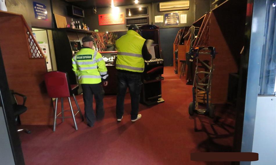 celníci kontrolují hernu2