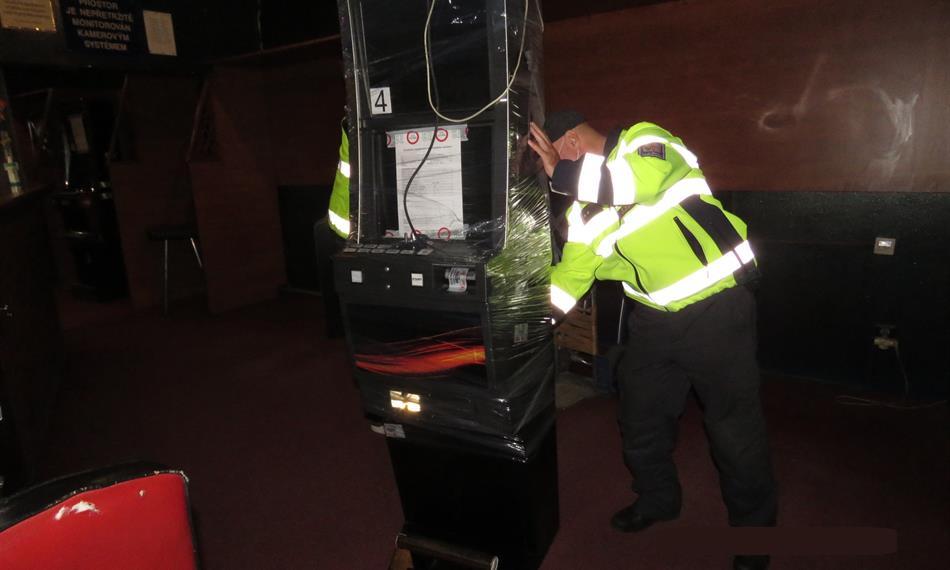 celníci odváží automaty