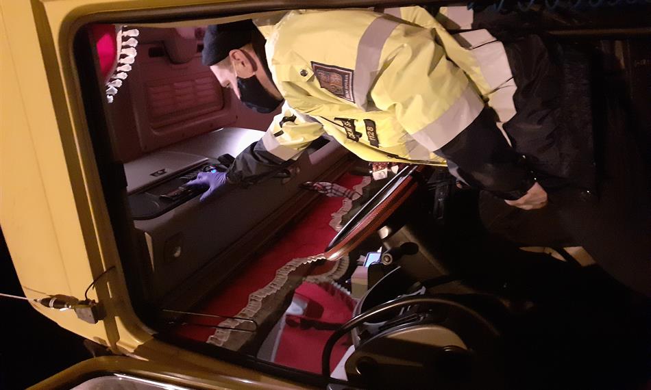 Celník kontroluje tachograf