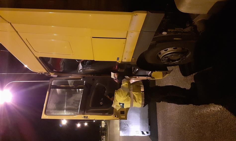 Celník stojí u kamionu