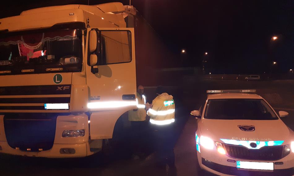 Kamion, celník a služební vozidlo CS ČR