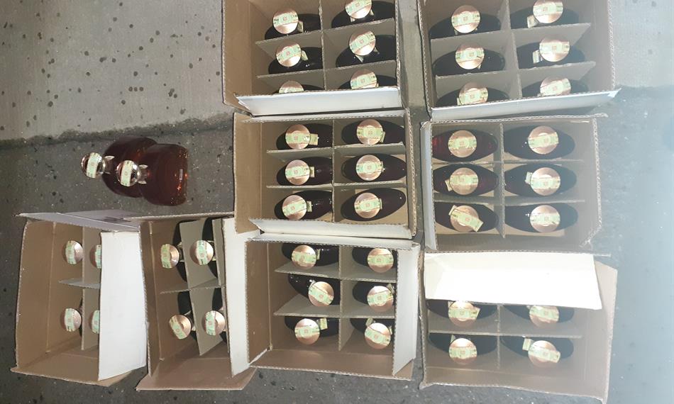 Lahve alkoholu v krabicích