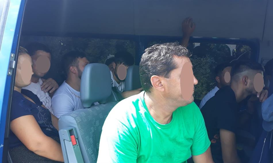 dodávka plná lidí