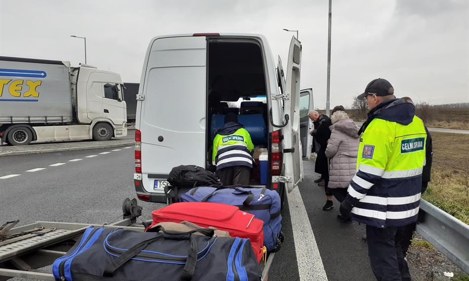 Celníci kontrolují náklad