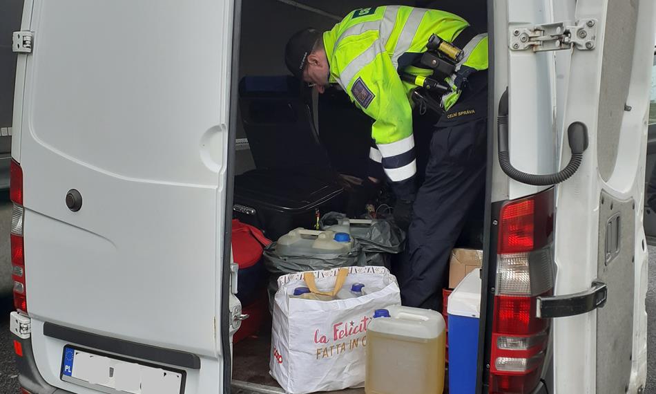 Celník kontroluje náklad