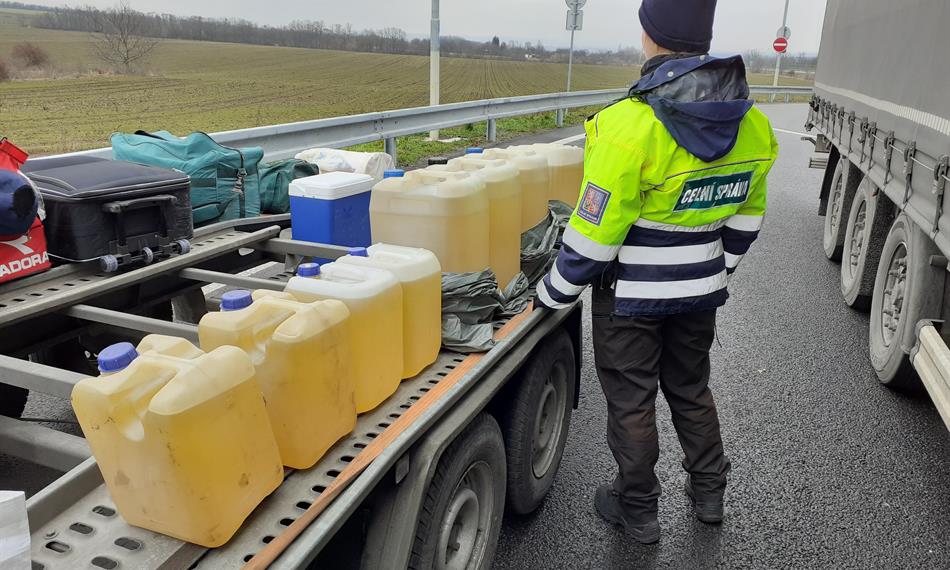 Celník kontroluje náklad1