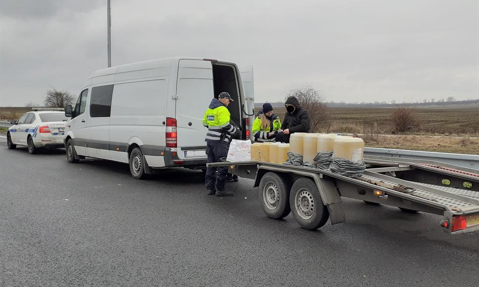 Celníci kontrolují náklad1