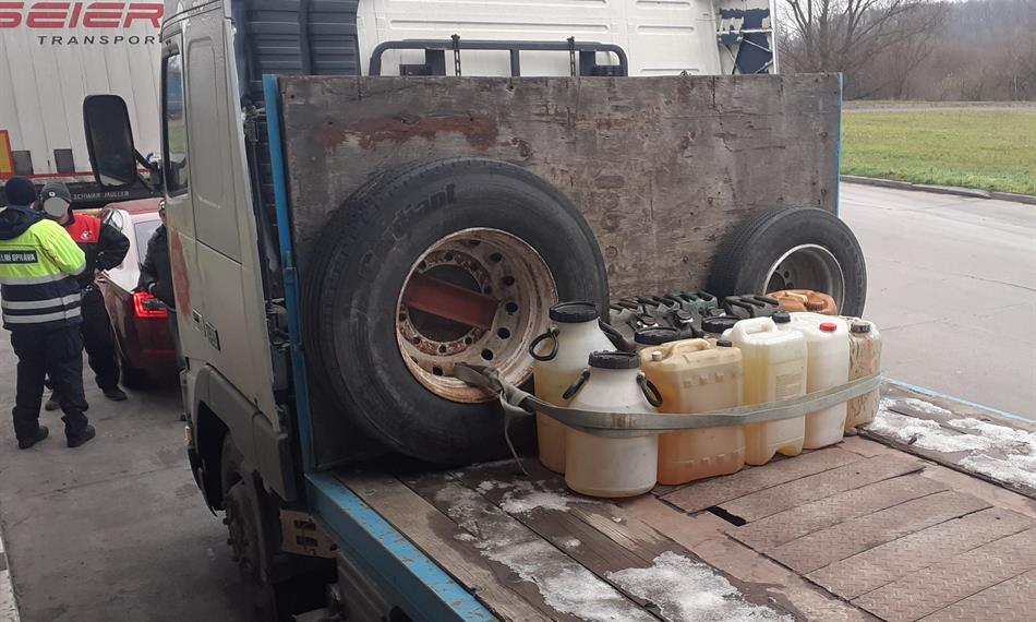 Kanystry s PHM na korbě