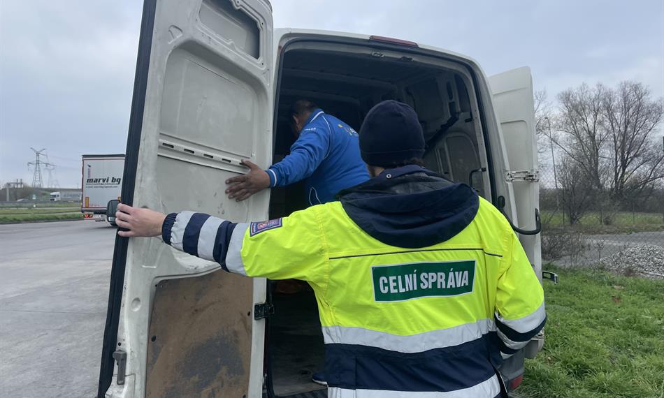 Celník kontroluje náklad3