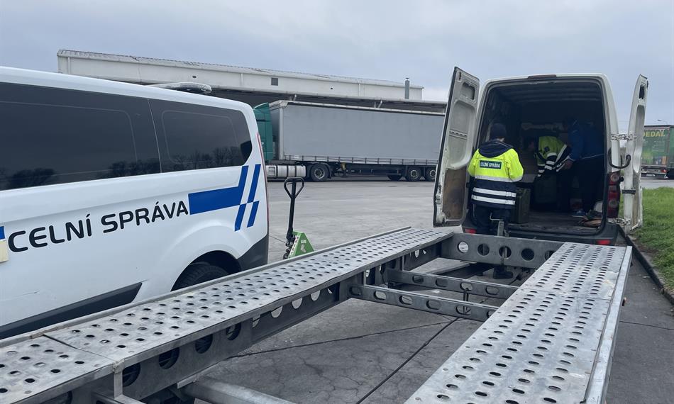 Celník kontroluje náklad2