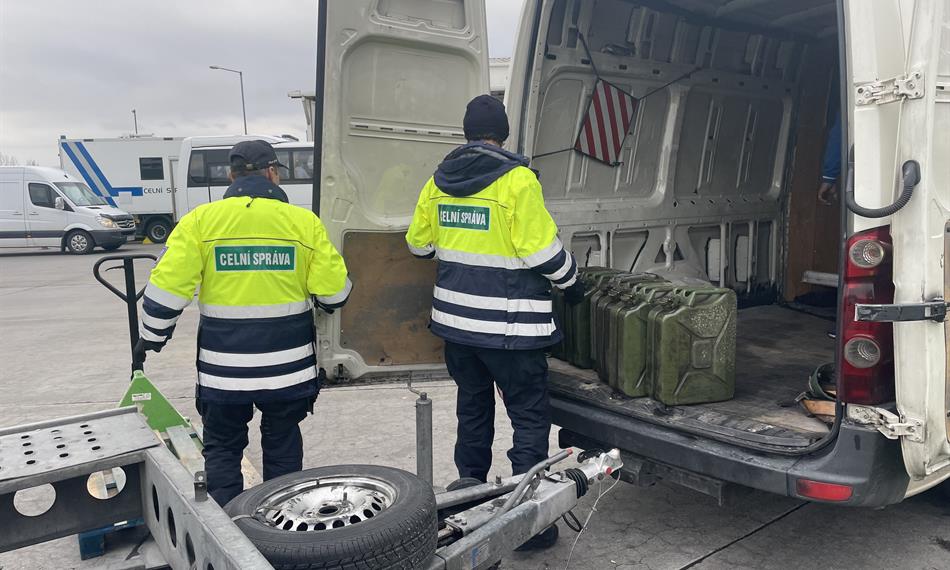 Celníci kontrolují náklad2