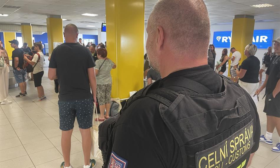 celník při příletu 