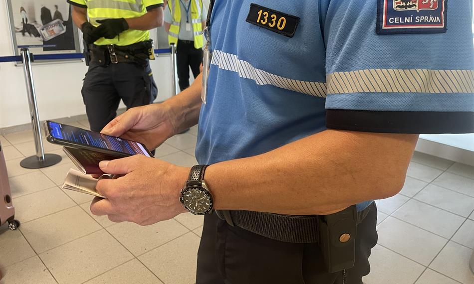 celník kontroluje doklady