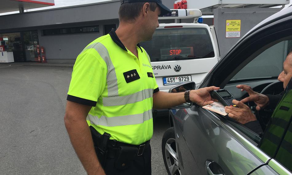 celník přijímá platbu na terminálu