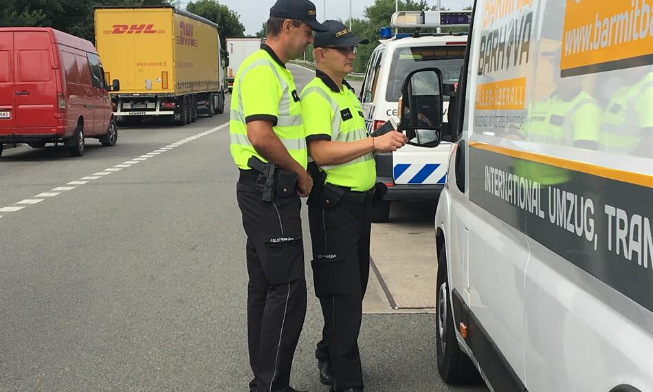 celníci kontrolují řidiče