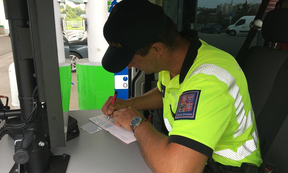 celník vypisuje pokutový blok