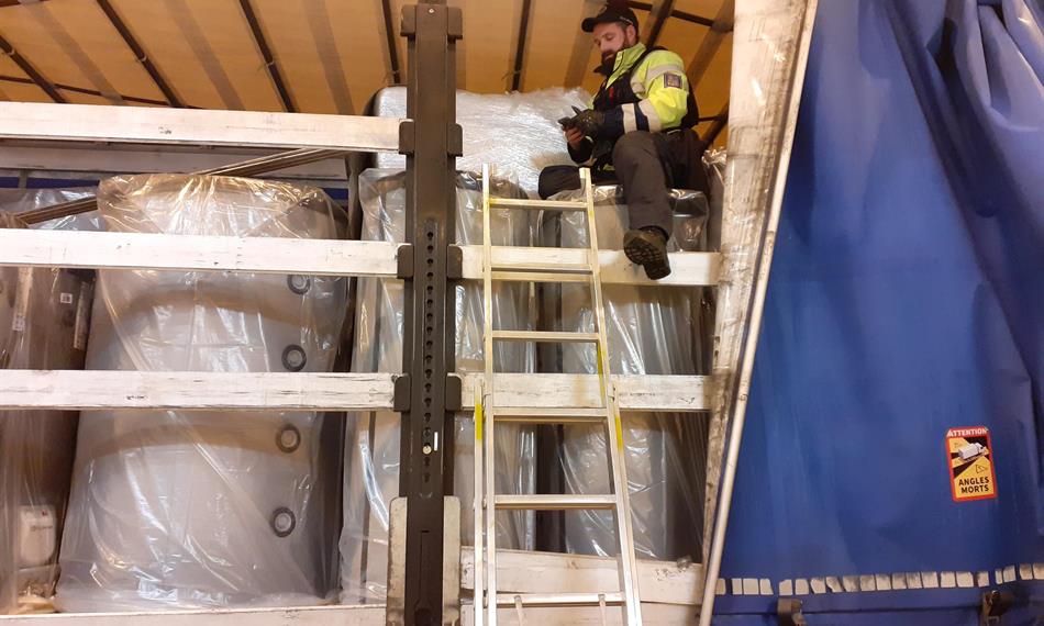 Celník kontroluje náklad