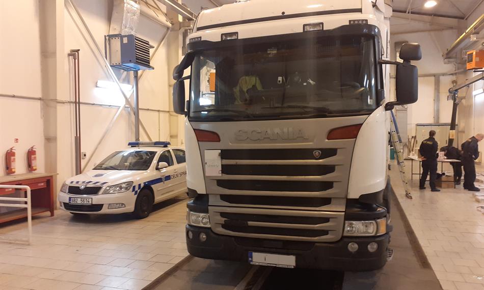 Kamion v kontrolní hale