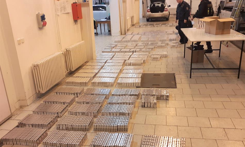 Hala zarovnaná kartony cigaret