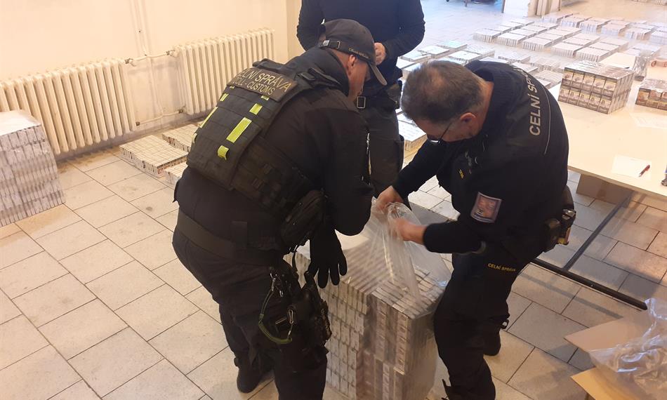 Celníci ukládají zabavené cigarety