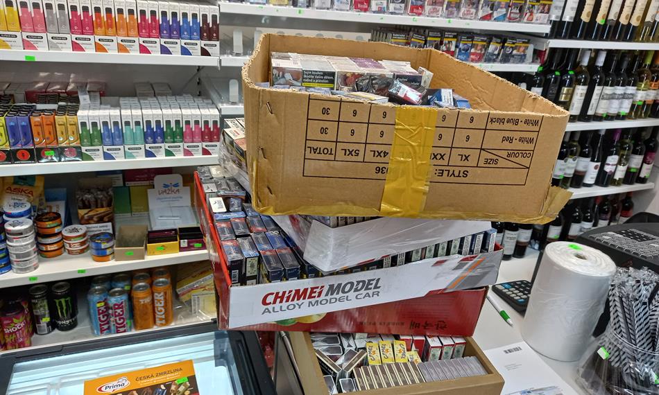Krabice s cigaretami na pultu